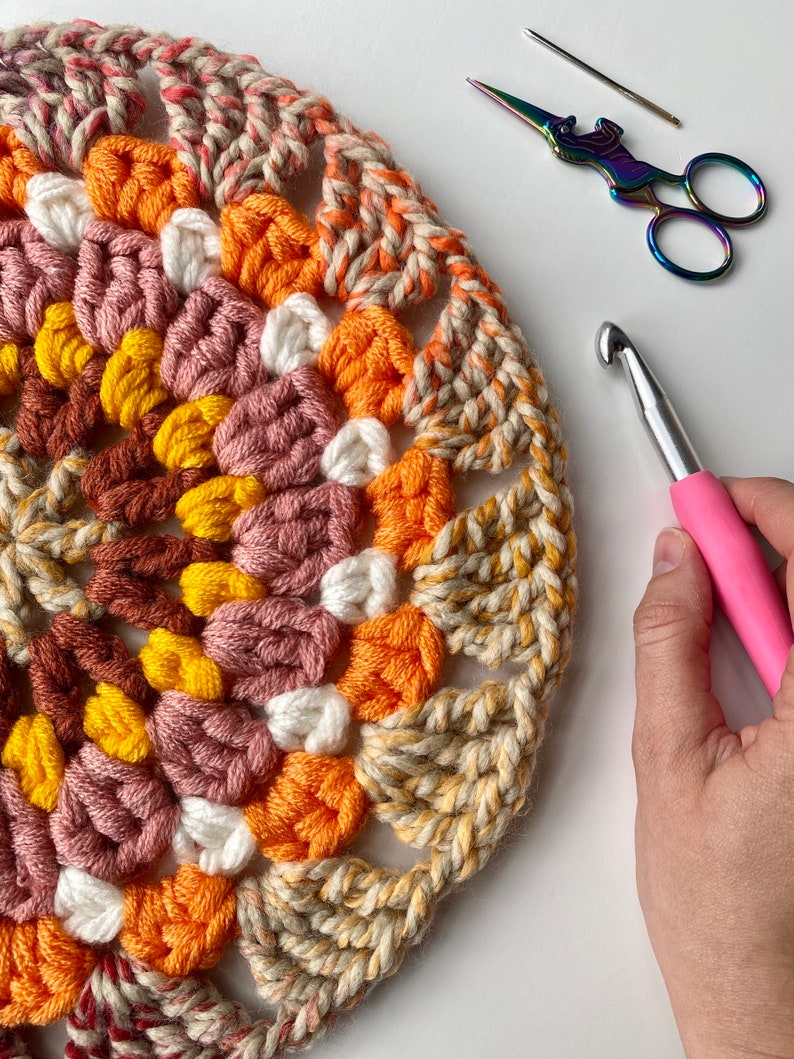 Rug Crochet Pattern // Around the Reading Rug / Crochet décor / Crochet floor mat / Garden rug image 3