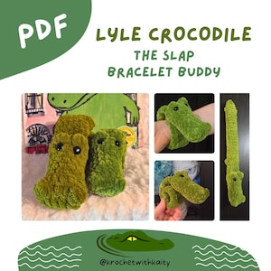 Könnte beinhalten: Eine Häkelanleitung als PDF mit dem Titel LYLE CROCODILE THE SLAP BRACELET BUDDY, die ein grünes Krokodil-Plüschtier zeigt. Die Bilder zeigen das fertige Stoffkrokodil in verschiedenen Positionen, unter anderem als Schnapparmband am Handgelenk.