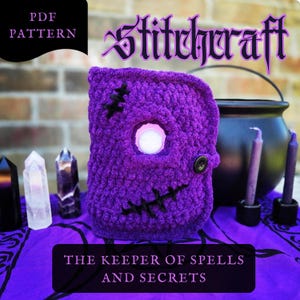 Puede incluir: Una funda de libro de ganchillo morada con detalles cosidos en negro, un ojo circular blanco en el centro y un pequeño cierre de botón negro. El texto dice Stitchcraft y The Keeper of Spells and Secrets. Es un patrón PDF de funda.