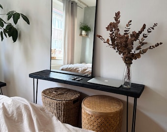 壁掛けコンソール｜黒オイル仕上げのサイドボード｜再生木材のコンソールテーブル｜建築用木材のドレッシングテーブル｜頑丈な足場板｜サステナブルなミニマリスト