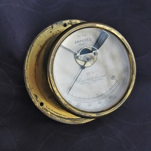 Può includere: Un amperometro analogico color ottone con quadrante bianco e ago nero. Il quadrante riporta "Amperes Brevete" e "Chauvin & Arnoux Ingenieurs Constructeurs PARIS". Il quadrante è contrassegnato da 0 a 60.