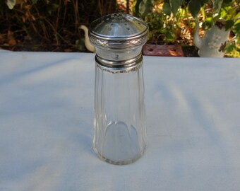 Antiguo colador de azúcar francés de plata de ley y cristal, con sello Minerva.