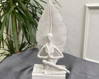 Lommerrijk yogameisjesstandbeeld – sierlijk op de natuur geïnspireerd decorstuk, handgemaakte sculptuur voor thuis, op kantoor of yogastudio, sereen accent