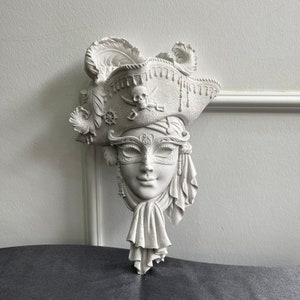 Handcrafted Wall Decor Pirate Mask Statue - Unique Nautical-Inspired Wall Art - Decorative Piece for Pirate Lovers & Adventurous Interiors