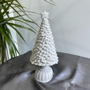 Handcrafted Starry Christmas Tree Statue - Elegant Holiday Decor Figurine - Unique Christmas Decoration & Festive Gift Idea