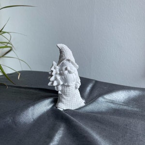 Handcrafted Santa Claus Statue - Festive Christmas Decor Figurine - Unique Holiday Decoration & Gift for Christmas Enthusiasts
