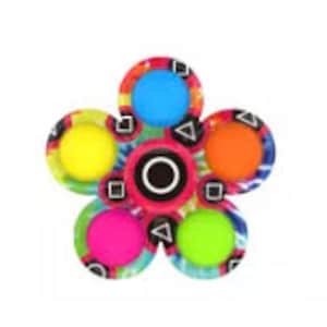 Può includere: Un colorato fidget spinner a forma di fiore. Presenta cinque pulsanti circolari in blu, arancione, giallo, rosa e verde. I bordi dei pulsanti hanno un motivo tie-dye. Il centro ha un cerchio bianco e nero.