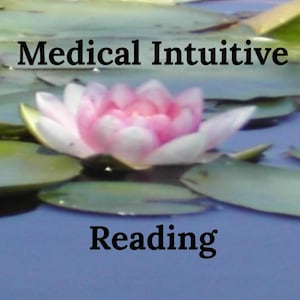 Puede incluir: Una imagen serena con un nenúfar rosa y blanco flotando en un estanque, rodeado de hojas de nenúfar verdes. El texto "Medical Intuitive Reading" se muestra en negro encima y debajo de la flor.