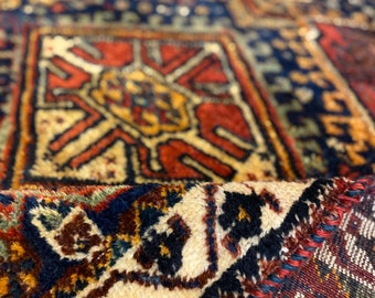 Handmade Shiraz Persian antique carpet, w 3'5 ft x L 5 ft, Shiraz carpet, Persian, handmade Shiraz carpet, w 108 cm x l 158 cm Persian Rugs