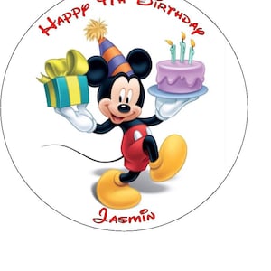 Op de afbeelding: Een cirkelvormige afbeelding met Mickey Mouse die een verjaardag viert. Mickey draagt een feesthoed en houdt een ingepakt cadeau en een taart met kaarsen vast. De tekst luidt "Happy 4th Birthday Jasmin."