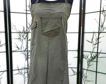 Upcycled denim apron, unique & high-quality. Your robust companion for the kitchen, workshop and garden.
