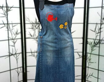 Upcycled denim apron, unique & high-quality. Your robust companion for the kitchen, workshop and garden.