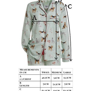 Pode incluir: Uma camisa de pijama verde com uma borda vermelha e um padr&atilde;o de c&atilde;es. A camisa tem um fecho de bot&otilde;es na frente e mangas compridas. As medidas da camisa est&atilde;o listadas numa tabela abaixo da imagem. As medidas est&atilde;o em cent&iacute;metros.