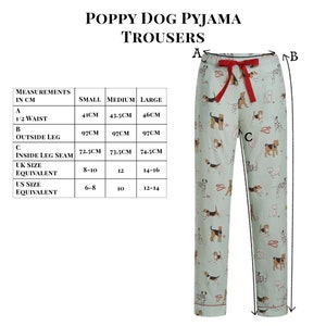 Pode incluir: Cal&ccedil;a de pijama verde com estampa de cachorro papoula branco e vermelho. A cal&ccedil;a tem uma fita vermelha na cintura e uma bainha vermelha na parte inferior. O gr&aacute;fico de tamanhos mostra as medidas em cent&iacute;metros para os tamanhos pequeno, m&eacute;dio e grande.
