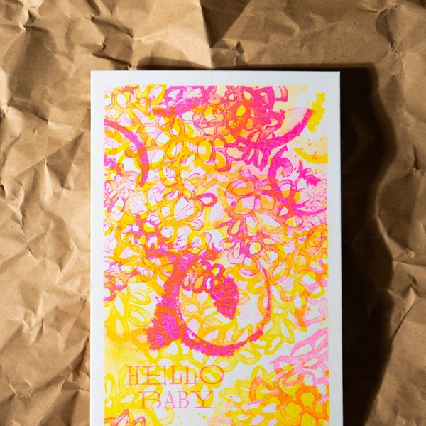 Postkarte / Grußkarte / Baby-Glückwunsch-Karte "HELLO BABY" DIN Lang Riso Yellow + Fluo Pink