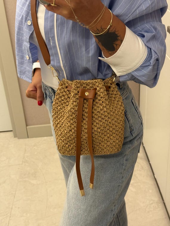 紐付きのハンドメイドクロスボディバッグ 紐付きのハンドメイドクロスボディバッグ 【公式通販】