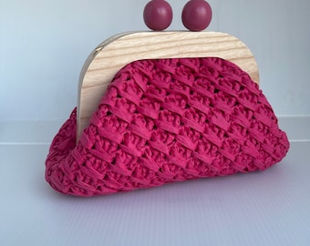Handgemaakte gehaakte raffia-clutch: houten handvat, gevoerde tas