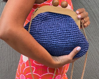 Handgemaakte gehaakte raffia-clutch: strozak met houten handvat
