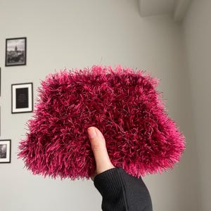 Gehäkelte Tasche, Luxuriöse Handtasche aus Samt, handgewebte Plüschtasche, weiche Handtasche aus Strick, handgemachte Clutch aus Samt