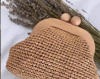 Gehaakte handtas van raffia: handgemaakte vintage handtas met houten handvat