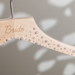 Grucce per damigelle d'onore con nomi, grucce con nomi per matrimonio, grucce in legno naturale, grucce per matrimonio, grucce personalizzate per bambini o neonati, con perla