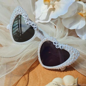 bridal glasses,love glasses,wedding,Hand-assembled glasses with diamondsPersonalized pearl glasses, pink,bridesmaids,hand-decorated glasses