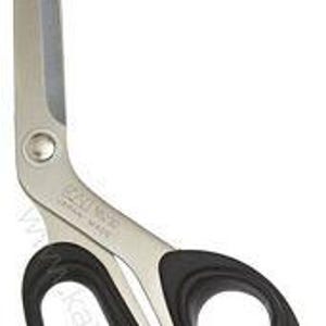 Puede incluir: Un par de tijeras abiertas con una hoja plateada y mangos negros. Las tijeras tienen un lazo grande para el pulgar y un lazo más pequeño para los otros dedos. La hoja es afilada y angulada.