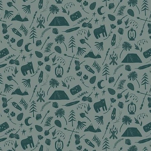 Könnte beinhalten: Ein nahtloses Muster mit Camping-Illustrationen in Dunkelgrün auf einem gedämpften grünen Hintergrund. Das Design umfasst Zelte, Bären, Berge, Lagerfeuer, Laternen, Tannenzapfen und andere Outdoor-Elemente. Geeignet für Stoff oder Tapeten.