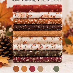 Könnte beinhalten: Ein Stapel aus zehn gefalteten Stoffstücken mit verschiedenen Blumen- und Pflanzenmustern in Rot-, Orange-, Braun-, Creme- und Grüntönen. Der Text Cinnamon & Berry, Warm • Inviting • Perfect for Fall, und 10 Fat Quarters | 100% Art Gallery Fabrics ist zu sehen.
