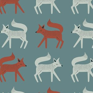 Könnte beinhalten: Ein sich wiederholendes Muster aus stilisierten Füchsen in Rot und Weiß auf einem teal-farbenen Hintergrund. Die Füchse sind in einem einfachen, illustrativen Stil dargestellt, mit spitzen Ohren und buschigen Schwänzen. Geeignet für Stoff oder Tapete.