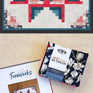 Könnte beinhalten: Ein Quiltmuster namens "Fireworks" mit einem roten, weißen und blauen Blockhausdesign. Das Muster ist auf einem weißen Blatt Papier mit einem Bild des fertigen Quilts auf einem Holzregal abgebildet. Das Muster ist Teil eines Stoffpakets namens "AGF Holiday Bundles: Freedom Edition" mit einem weißen Magnolienblumendesign auf dunkelblauem Hintergrund.