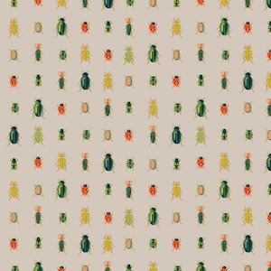 Könnte beinhalten: Ein nahtloses Muster mit einem sich wiederholenden Design aus grünen, blauen und orangefarbenen Käfern auf einem hellbeigen Hintergrund.