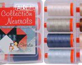 Könnte beinhalten: Ein Set mit 12 Aurifil-Garnrollen in neutralen Farben, beschriftet mit "Piece and Quilt Collection Neutrals" von Chonda Watson. Die Spulen sind in einem durchsichtigen Kunststoffbehälter angeordnet.