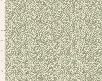 Op de afbeelding: Een stofstaal met een dicht patroon van kleine, saliegroene bloemen en bladeren tegen een crèmekleurige achtergrond. Het ontwerp is gelijkmatig verdeeld, waardoor een textuur ontstaat. Een inch-liniaal is aan de linkerkant zichtbaar.