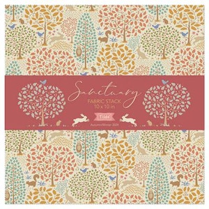 Può includere: Un pacco di tessuto con un motivo ripetuto di alberi, scoiattoli, conigli e uccelli nei colori autunnali. Il tessuto è etichettato "Sanctuary" e misura 25,4 x 25,4 cm. Il design include varie forme di alberi e sagome di animali.