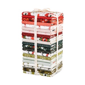 Pode incluir: Um conjunto de 24 quadrados de tecido com vários padrões natalinos. Os padrões apresentam cores vermelho, verde, branco e dourado com desenhos de azevinho, bagas, estrelas e árvores. Os quadrados de tecido estão amarrados com uma fita branca.
