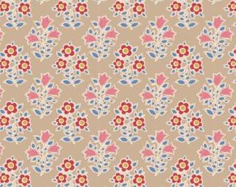Op de afbeelding: Een herhalend patroon van gestileerde bloemboeketten. Elk boeket heeft rode bloemen met gele centra, roze tulpvormige bloesems en blauwe bladeren op een beige achtergrond. Het ontwerp is symmetrisch en decoratief.