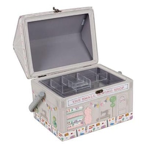 Pode incluir: Uma caixa de costura cinza claro aberta, com uma alça e uma tampa articulada. Decorada com um design caprichoso "The Small Sewing Shop", com ferramentas de costura, rolos de tecido e um manequim. O interior tem um forro cinza e compartimentos de plástico transparente.