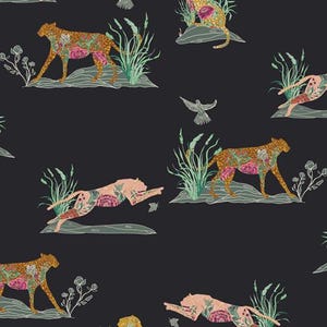 Puede incluir: Patrón repetido sobre un fondo oscuro con leopardos estilizados con motivos florales. Los leopardos están en varias poses, algunos caminando, otros saltando y otros agachados. También hay hierba verde y flores blancas.