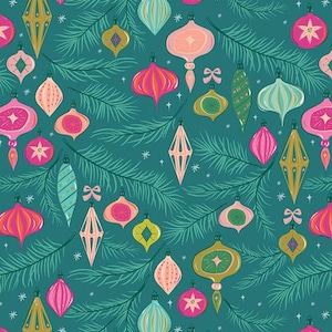 Op de afbeelding: Een patroon van kerstversieringen en dennentakken op een blauwgroene achtergrond. De ornamenten hebben verschillende vormen en kleuren, waaronder roze, goud en blauwgroen. Witte sterren zijn over het ontwerp verspreid.