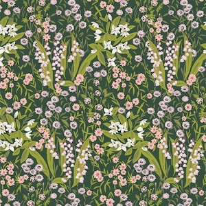 Op de afbeelding: Een dicht bloemenpatroon op een donkergroene achtergrond. Het ontwerp toont een verscheidenheid aan bloemen in wit, roze en lichtpaars, aangevuld met groene bladeren. Het patroon herhaalt zich over de afbeelding, wat een rijk, botanisch gevoel creëert.