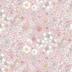 Puede incluir: Un fondo rosa con un patrón repetitivo de flores blancas y hojas verdes. Las flores son de varios tamaños y formas, y algunas tienen pequeños centros amarillos, azules o naranjas.