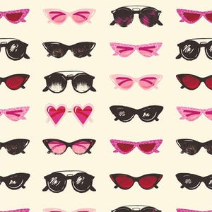 Puede incluir: Patrón repetido de gafas de sol en varios diseños y colores: rosa, rojo y negro. Incluye modelos de ojo de gato, redondos y en forma de corazón, sobre un fondo crema, creando un estilo retro.