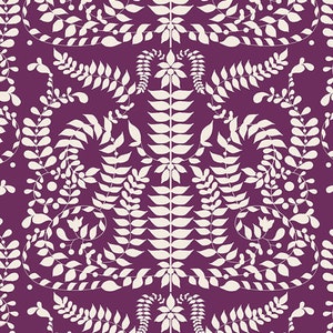 Puede incluir: Un patrón sin costuras que presenta hojas y flores estilizadas blancas sobre un fondo morado oscuro. El diseño es simétrico y crea una sensación de detalle intrincado.