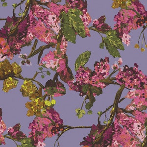 Puede incluir: Patrón floral con ramas de flores rosas, magenta y amarillas, y hojas verdes sobre un fondo lavanda. El diseño tiene un estilo pictórico, con pinceladas visibles y un aspecto texturizado. El tema general es la naturaleza y la botánica.