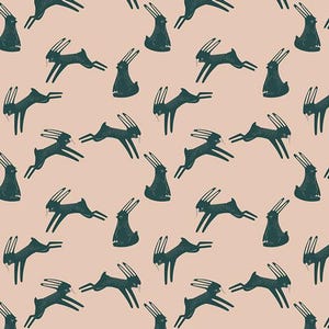 Könnte beinhalten: Ein sich wiederholendes Muster aus dunkelgrünen Hasen auf hellpfirsichfarbenem Hintergrund. Die Hasen werden in verschiedenen Posen dargestellt, einige springen und andere stehen. Das Design hat einen skurrilen, illustrativen Stil, geeignet für Stoff oder Tapeten.