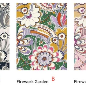 Puede incluir: Tres muestras de tela rectangulares etiquetadas como Firework Garden A, B y C, cada una con un patrón denso e intrincado de flores estilizadas, estrellas y líneas curvas. La muestra A tiene un fondo azul marino, B un fondo verde y C un fondo rosa claro, todas con detalles florales multicolores.
