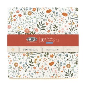Può includere: Un pacchetto di quadrati di tessuto da 25,4 cm con una stampa floreale su sfondo bianco e vari colori, tra cui rosa, arancione, giallo e blu. I quadrati di tessuto sono etichettati "10" fabric wonders" e "Florence" di Katarina Roccella.
