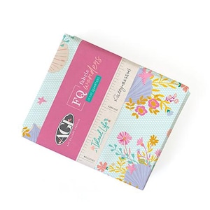 Puede incluir: Un paquete de 12 piezas de tela fat quarter de la colección Island Life de Art Gallery Fabrics por Patty Basemi. La tela presenta un fondo azul claro con un patrón de panal blanco, flores rosas y conchas marinas de color púrpura.