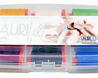 Könnte beinhalten: Eine transparente Plastik-Aufbewahrungsbox gefüllt mit Spulen bunten Fadens. Die Box hat ein Etikett mit der Aufschrift "Aurifil Classic Collection".
